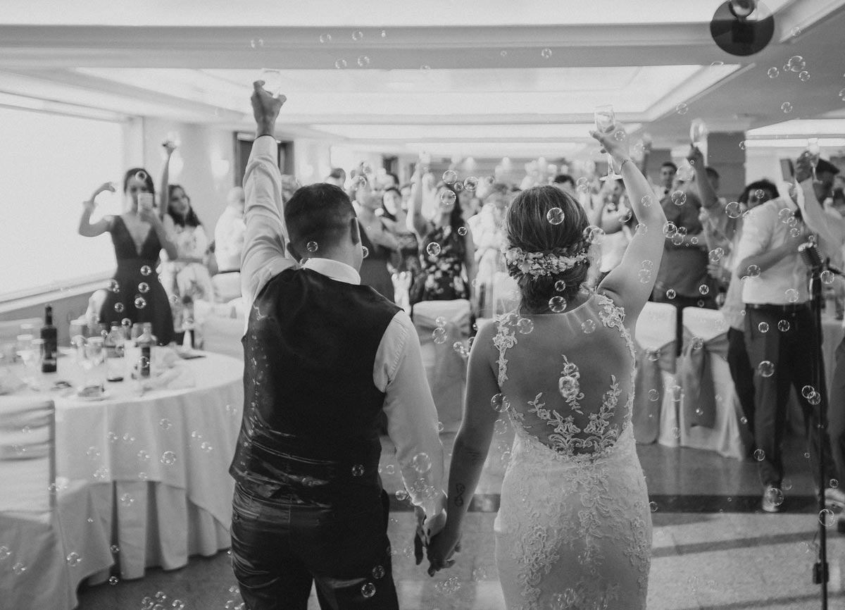 Novios brindando en el salón del Hotel Alfonso I