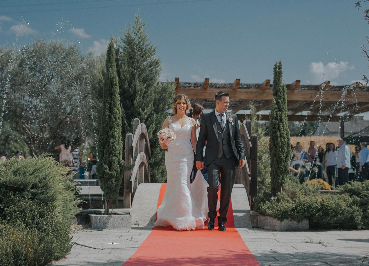 Novios llegando a la zona de recepción exterior de eventos del Hotel Alfonso I